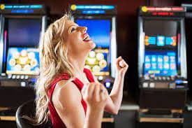 Antarmuka Live Roulette Dream Gaming di hakim4d dengan meja permainan dan dealer